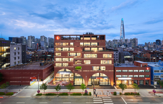 롯데GRS가 국내 대표 ESG 평가기관 서스틴베스트가 진행한 2024년 ESG 우수기업평가에서 최우수등급인 AA등급을 획득했다.  [롯데GRS 제공]